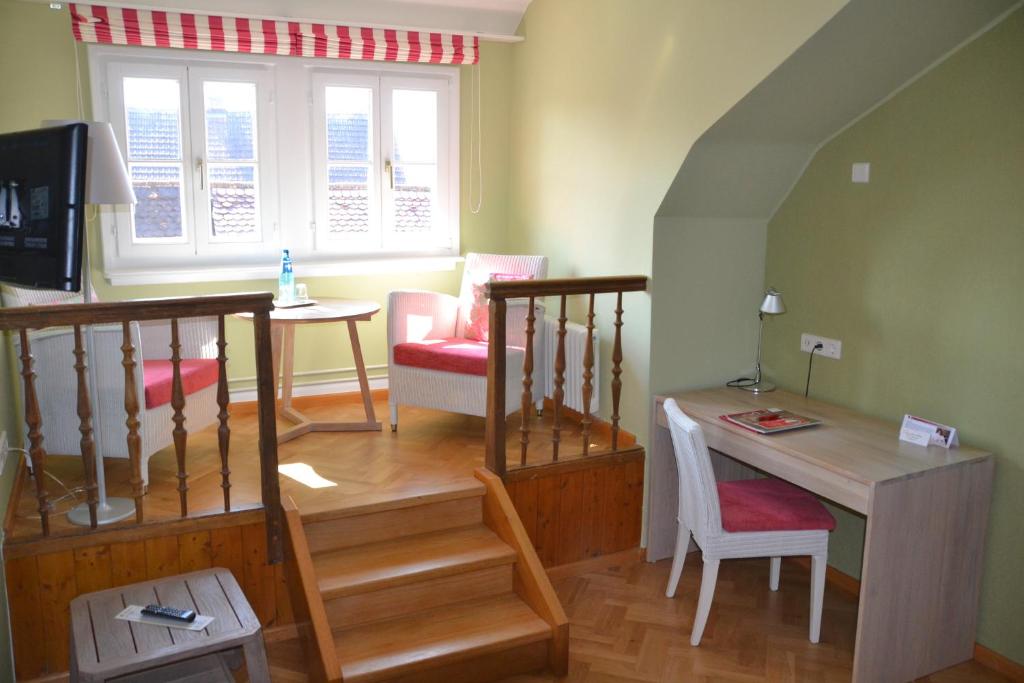 TV a/nebo společenská místnost v ubytování Romantik Hotel Barbarossa