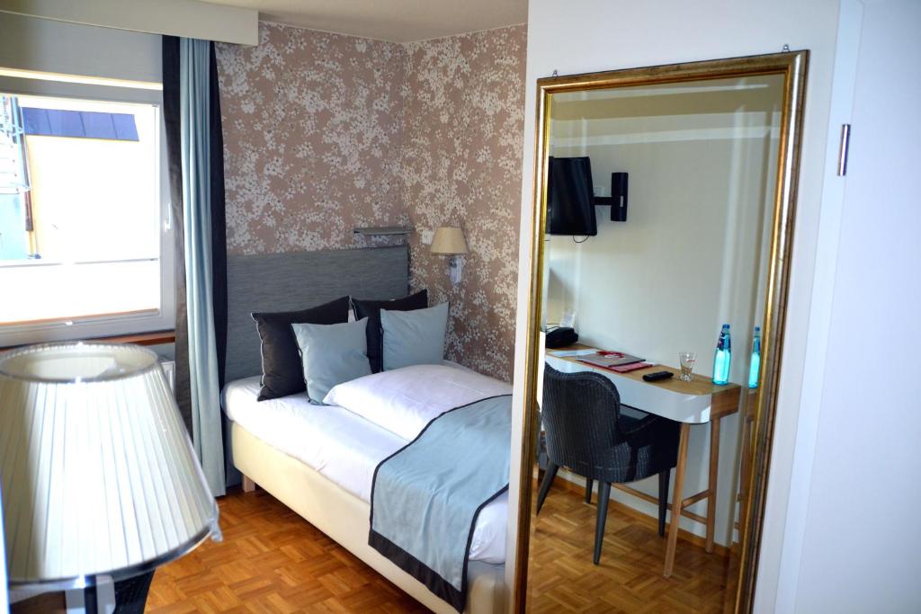 Postel nebo postele na pokoji v ubytování Romantik Hotel Barbarossa