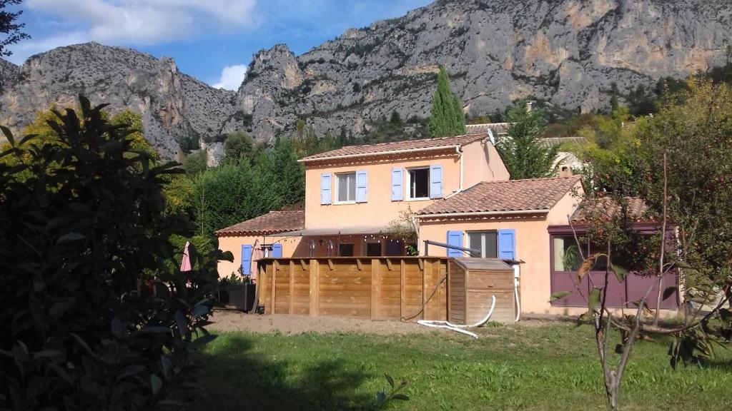 una casa di fronte a una montagna di Chambre d'Hôtes L'Odalyre a Moustiers-Sainte-Marie