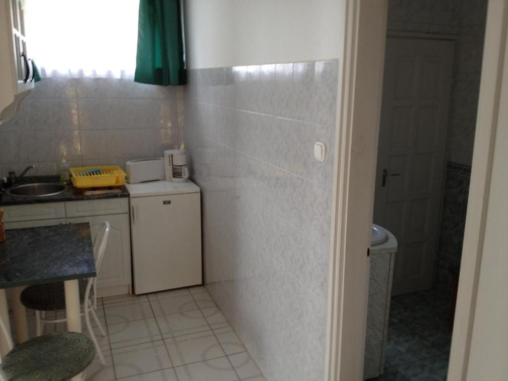 Kuchyň nebo kuchyňský kout v ubytování Pacsirta Apartman
