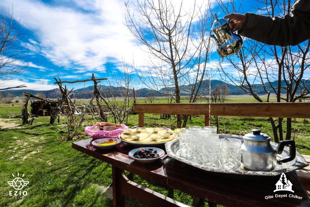 una bandeja de comida en una mesa en un campo en Gîte Dayet Chiker en Taza