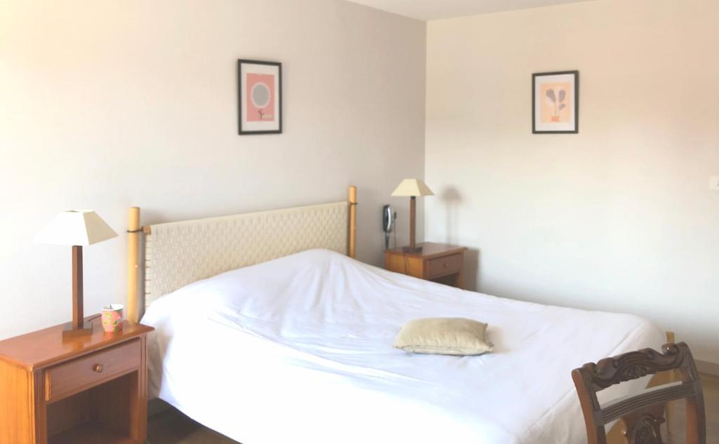 Postel nebo postele na pokoji v ubytování Logis Hôtel & Restaurant Linça