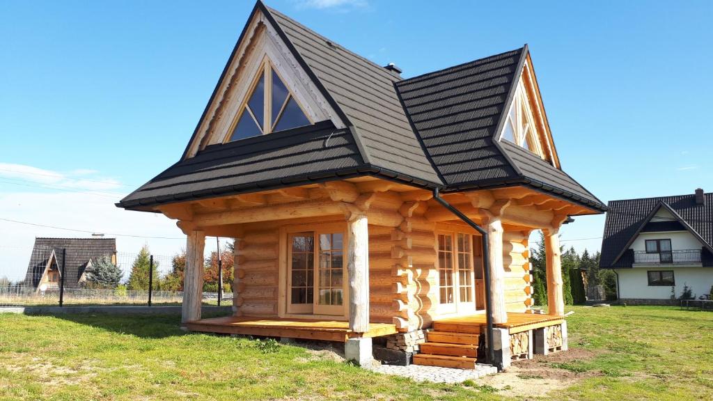 une cabane en rondins avec un toit en gambrel dans l'établissement Domek Góralski na Gubałówce, à Zakopane