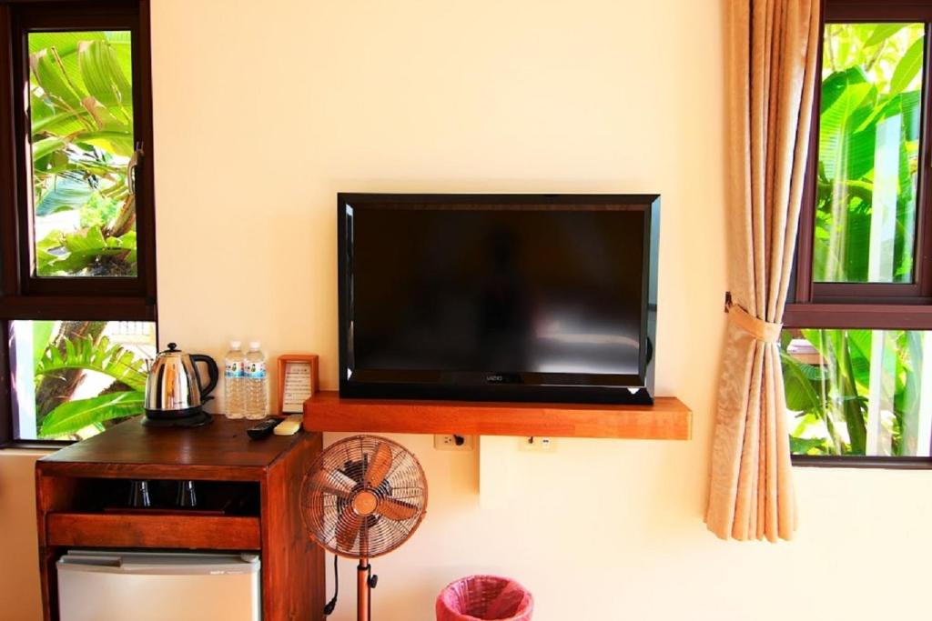 TV a/nebo společenská místnost v ubytování Ibali Hostel