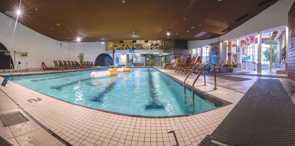 Bazén v ubytování Hotel Le Montagnais nebo v jeho okolí