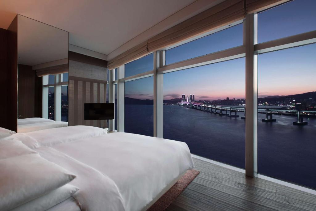 Postel nebo postele na pokoji v ubytování Park Hyatt Busan