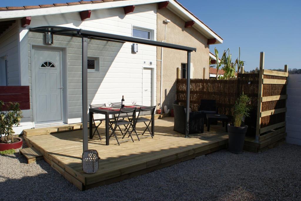 een patio met een tafel en een tent bij MARIBEN in Pujols Gironde