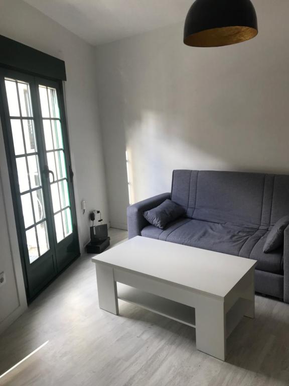 uma sala de estar com um sofá e uma mesa de centro em A Casiña do Leo em Ourense