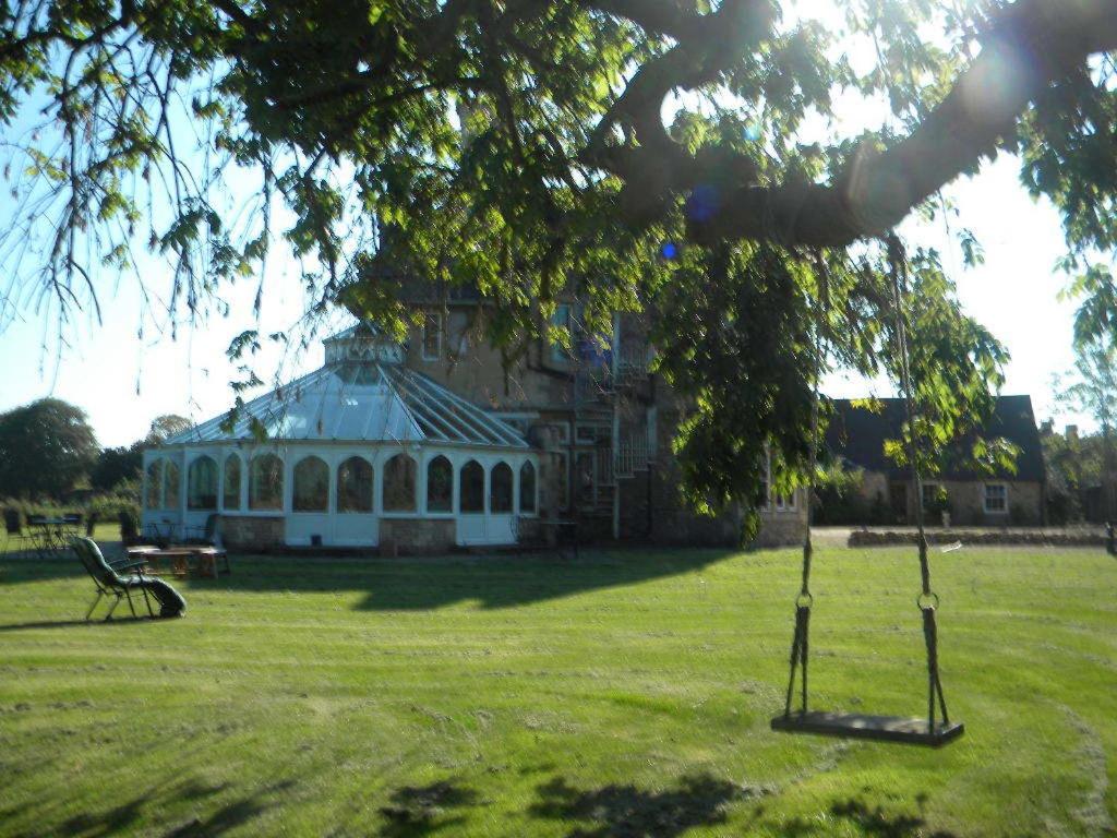 einen Pavillon inmitten eines Parks mit zwei Golfclubs in der Unterkunft The House near Bath in Woolverton