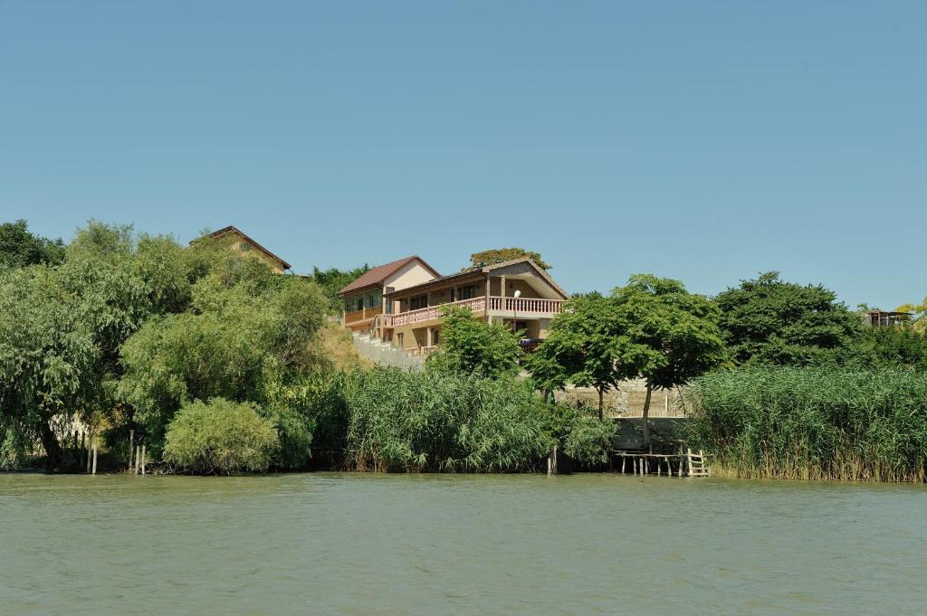 a house on the banks of a river at La Cupric in Sarichioi
