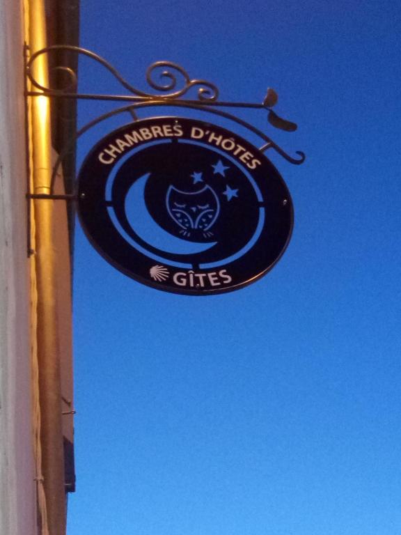 un panneau sur le côté d'un bâtiment dans l'établissement La Maison De Siloe, à Villefranche-de-Rouergue