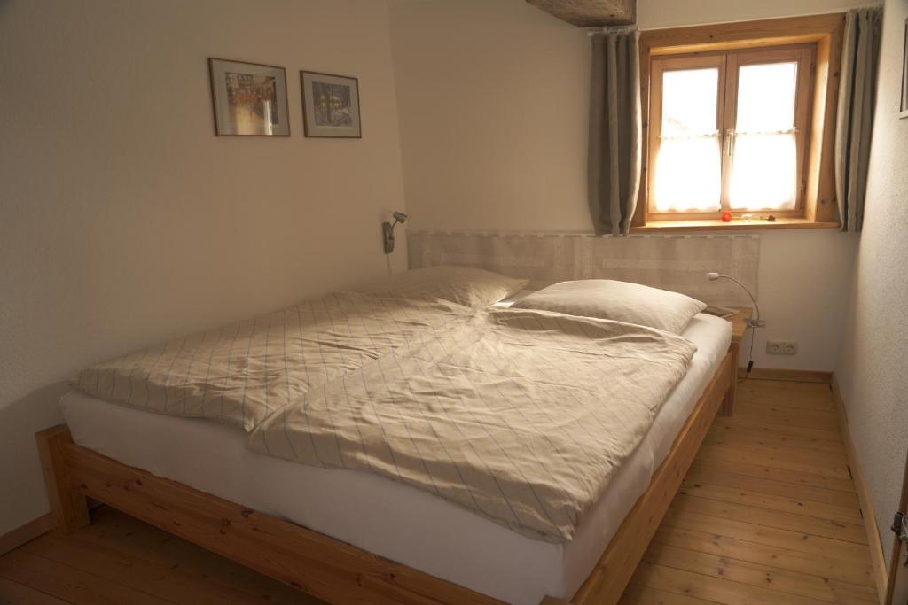 Bett in einem Schlafzimmer mit Fenster in der Unterkunft Ferienhaus am Solling in Dassel