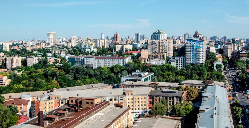 Nespecifikovaný výhled na destinaci Kyjev nebo výhled na město při pohledu z apartmánu