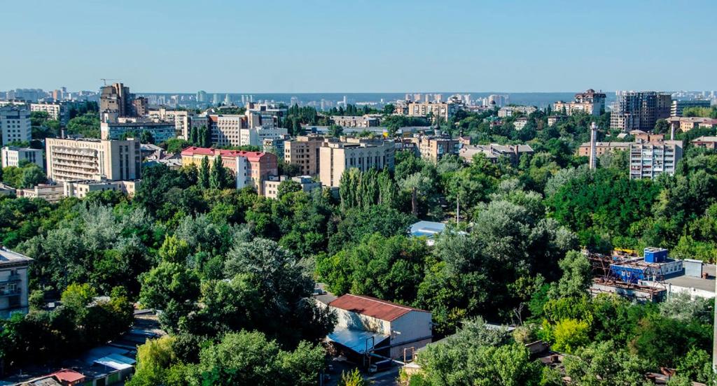 Nespecifikovaný výhled na destinaci Kyjev nebo výhled na město při pohledu z apartmánu