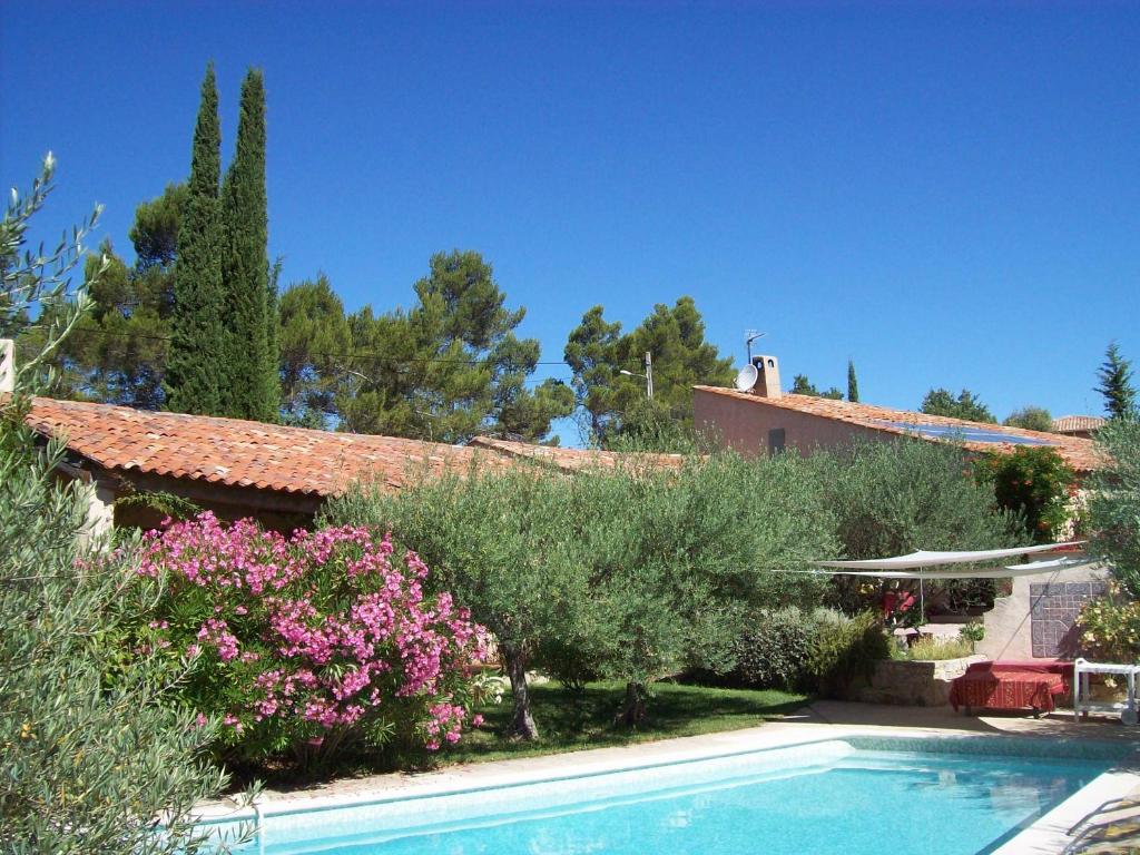 The swimming pool at or close to Le BAOU