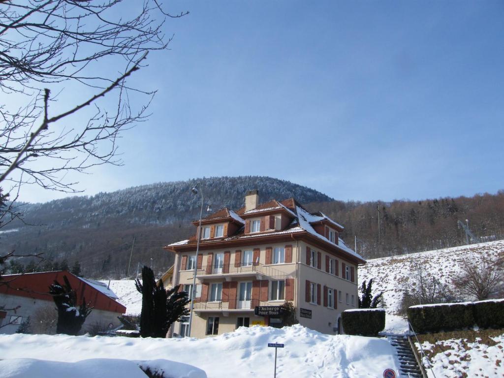 Vista generica sulle montagne o vista sulle montagne dall'interno della locanda