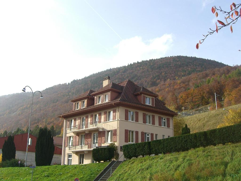 Vista generica sulle montagne o vista sulle montagne dall'interno della locanda