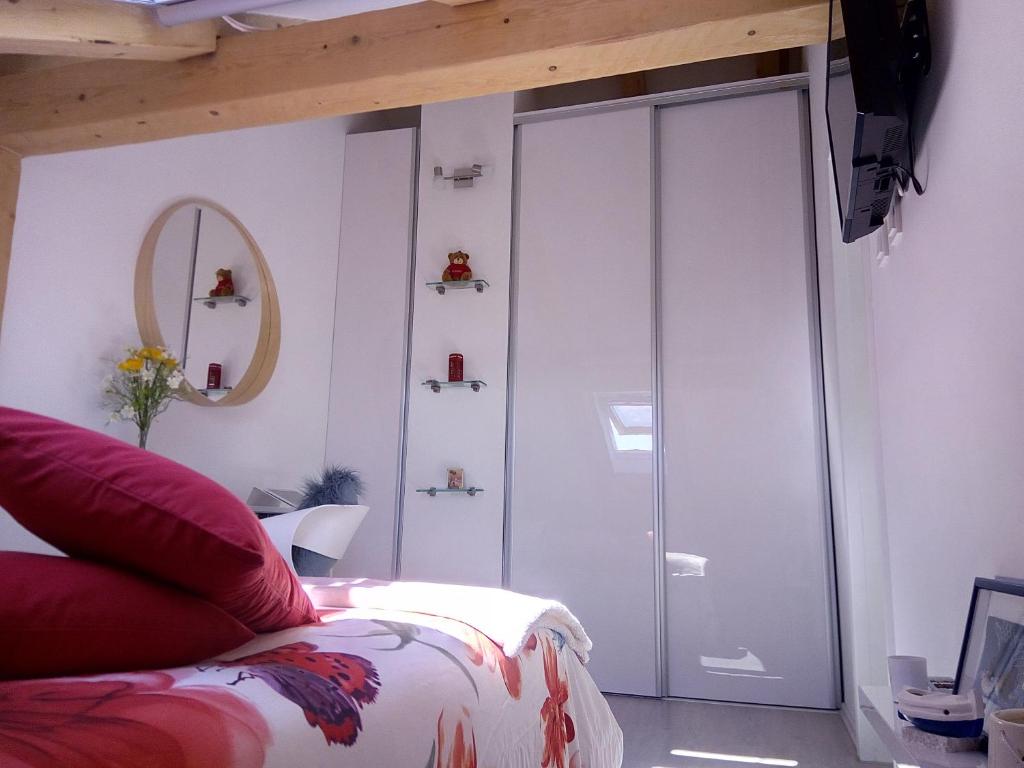 Televízia a/alebo spoločenská miestnosť v ubytovaní Kike Apartment