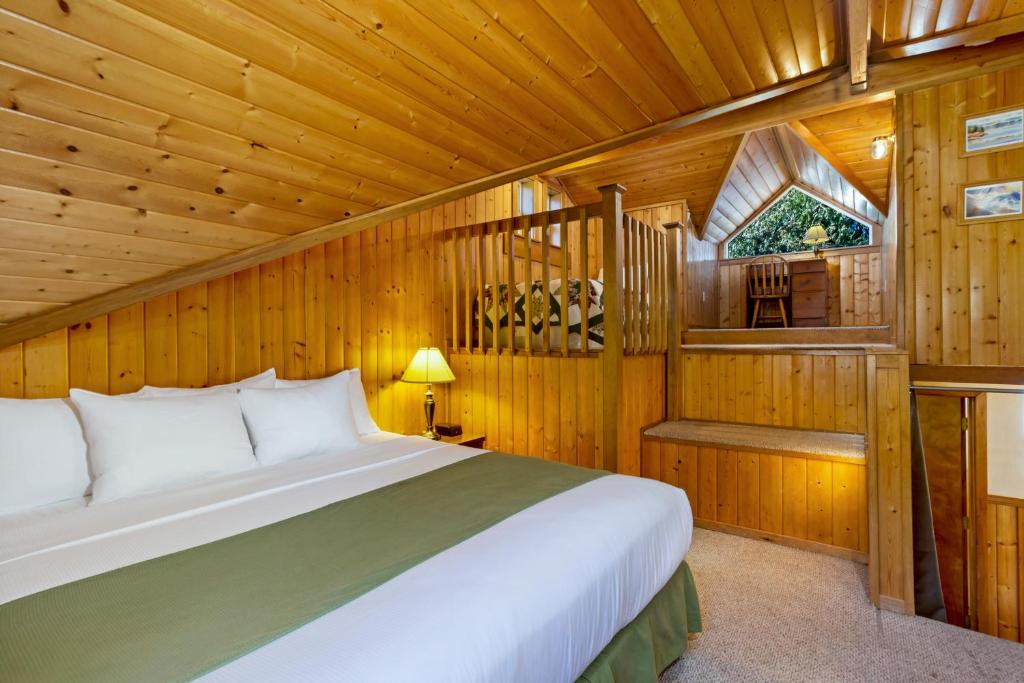 Postel nebo postele na pokoji v ubytování West Beach Resort