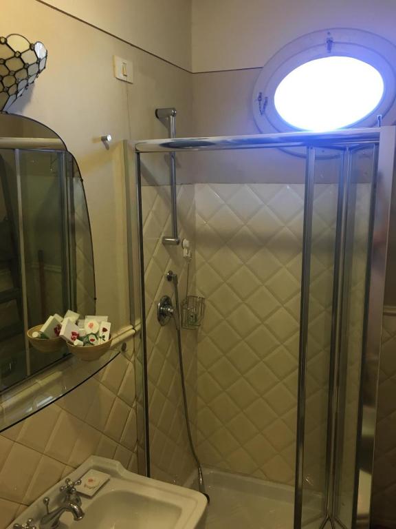 łazienka z prysznicem i umywalką w obiekcie Accogliente bilocale centro storico w Arezzo