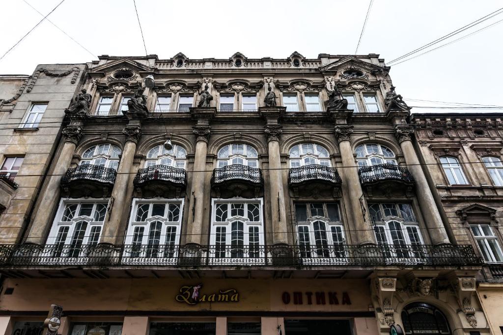 un gran edificio con ventanas laterales en Leosphere Hostel, en Leópolis