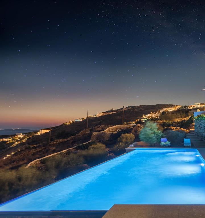 Bazén v ubytovaní Luxury Suites Poseidon alebo v jeho blízkosti