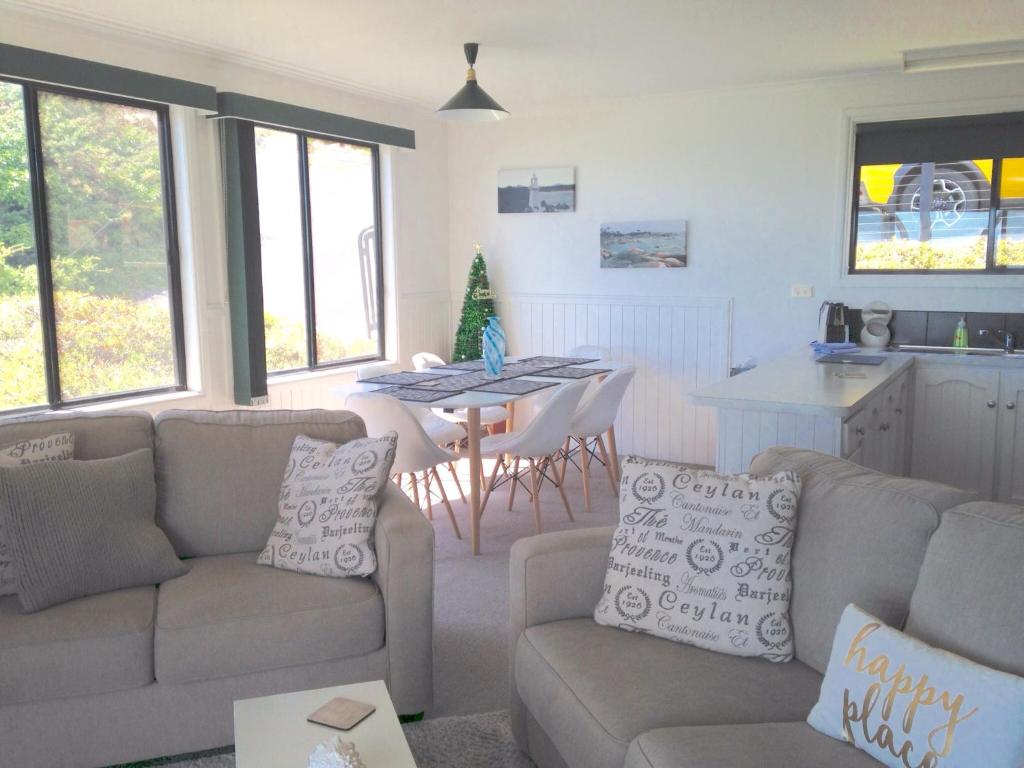 Posezení v ubytování KINGFISHER COTTAGE Beachfront at the Binalong Bay