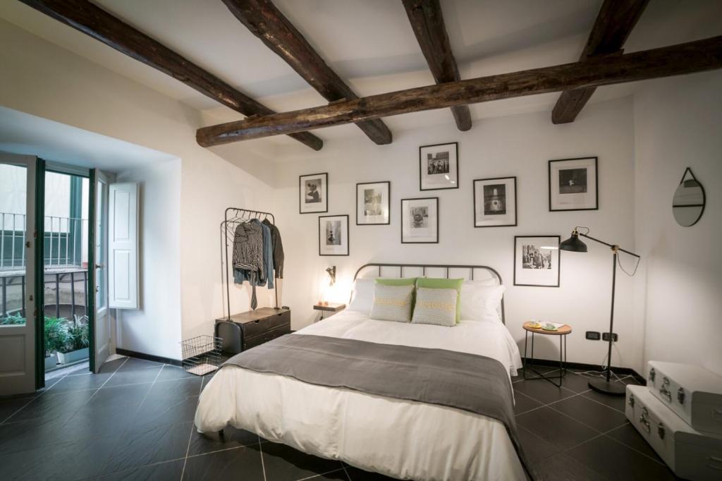サレルノにあるFutura Retròの大きなベッドと壁の絵画が備わるベッドルーム1室が備わります。