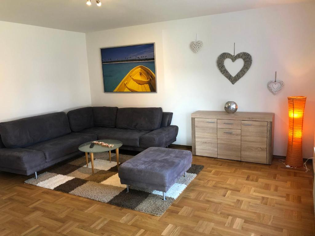 sala de estar con sofá y mesa en Ferienwohnungen / Ferienhaus Adelsried, en Adelsried