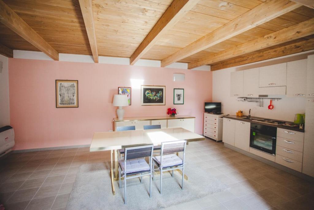 een keuken met een tafel en stoelen in een kamer bij La Casa Dei Nonni in Irsina