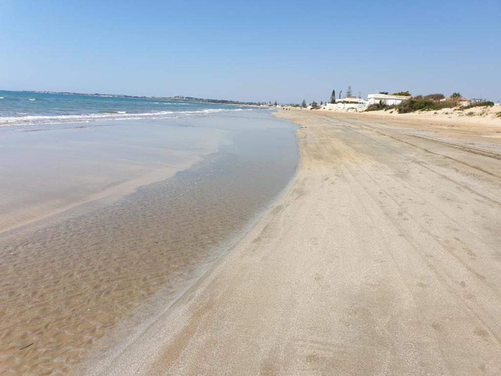 une plage vide avec des empreintes de pieds dans le sable dans l'établissement Villa Tellina Mare Luna, à Granelli