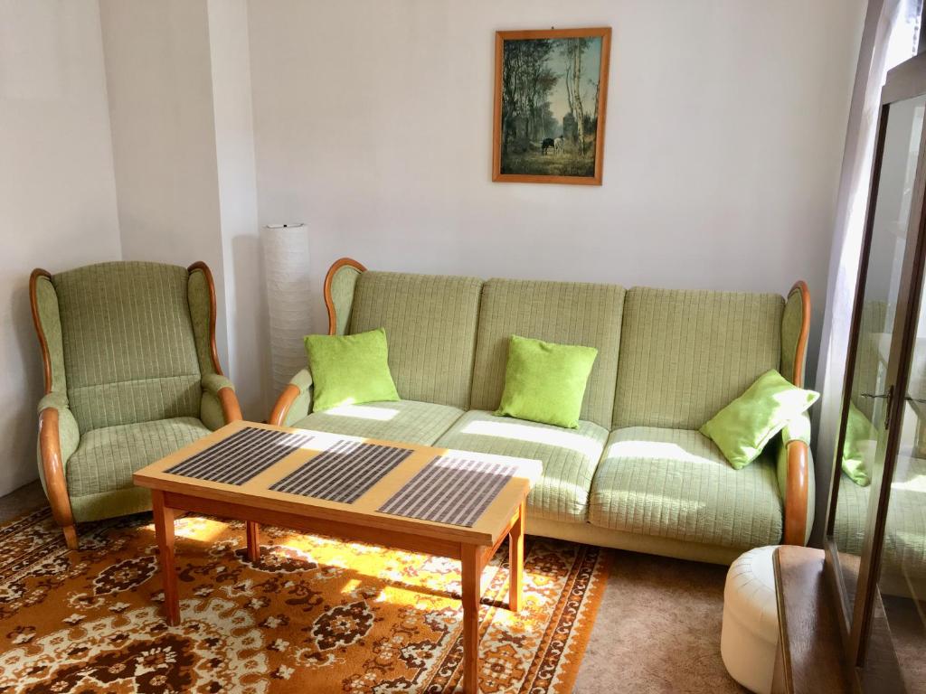 グダニスクにあるKamienica Kartuskaのリビングルーム(ソファ、椅子2脚付)