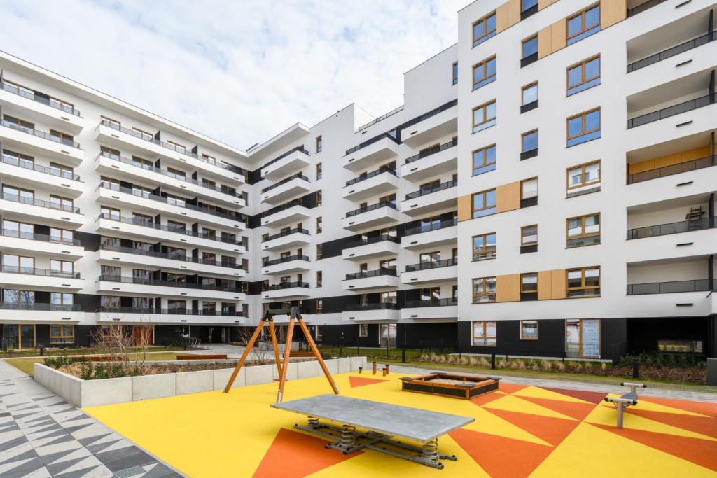 Basen w obiekcie M&R Apartament Airport&Business Premium Komputerowa - underground garage - free WiFi - Netflix - self check-in - 5 min from Chopin Airport lub w pobliżu