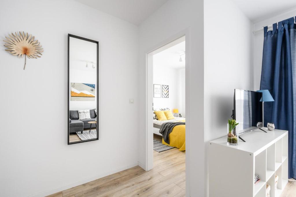 Telewizja i/lub zestaw kina domowego w obiekcie M&R Apartament Airport&Business Premium Komputerowa - underground garage - free WiFi - Netflix - self check-in - 5 min from Chopin Airport