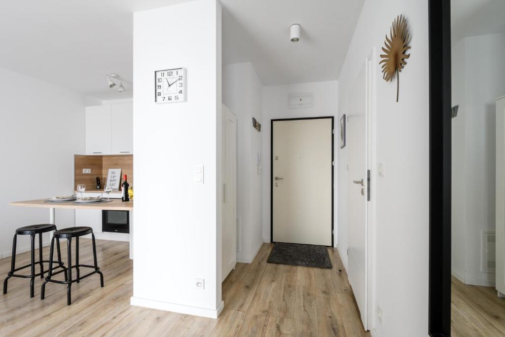Kuchnia lub aneks kuchenny w obiekcie M&R Apartament Airport&Business Premium Komputerowa - underground garage - free WiFi - Netflix - self check-in - 5 min from Chopin Airport