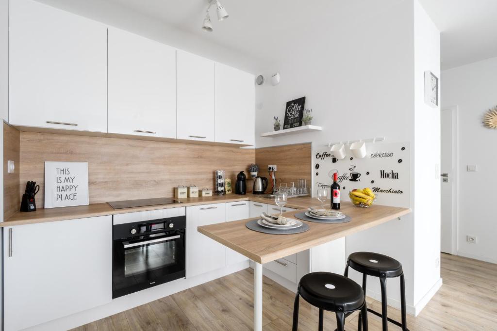 Kuchnia lub aneks kuchenny w obiekcie M&R Apartament Airport&Business Premium Komputerowa - underground garage - free WiFi - Netflix - self check-in - 5 min from Chopin Airport