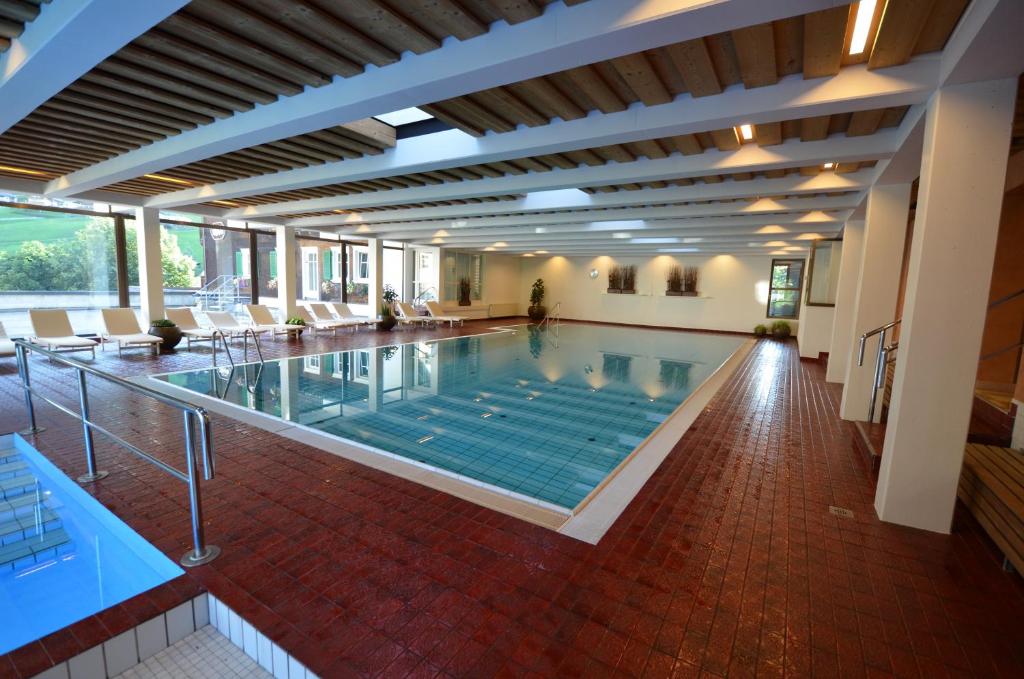 Bazén v ubytování Posthotel Rössle nebo v jeho okolí