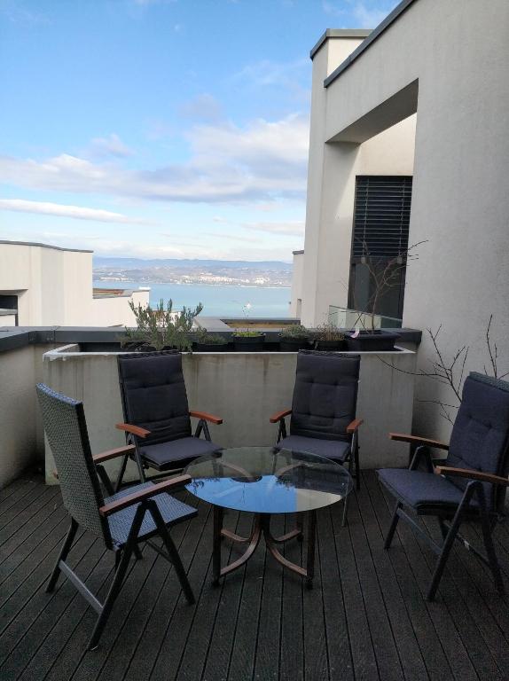 d'une terrasse avec des chaises et une table sur un balcon. dans l'établissement Apartment Morski cvet, à Koper