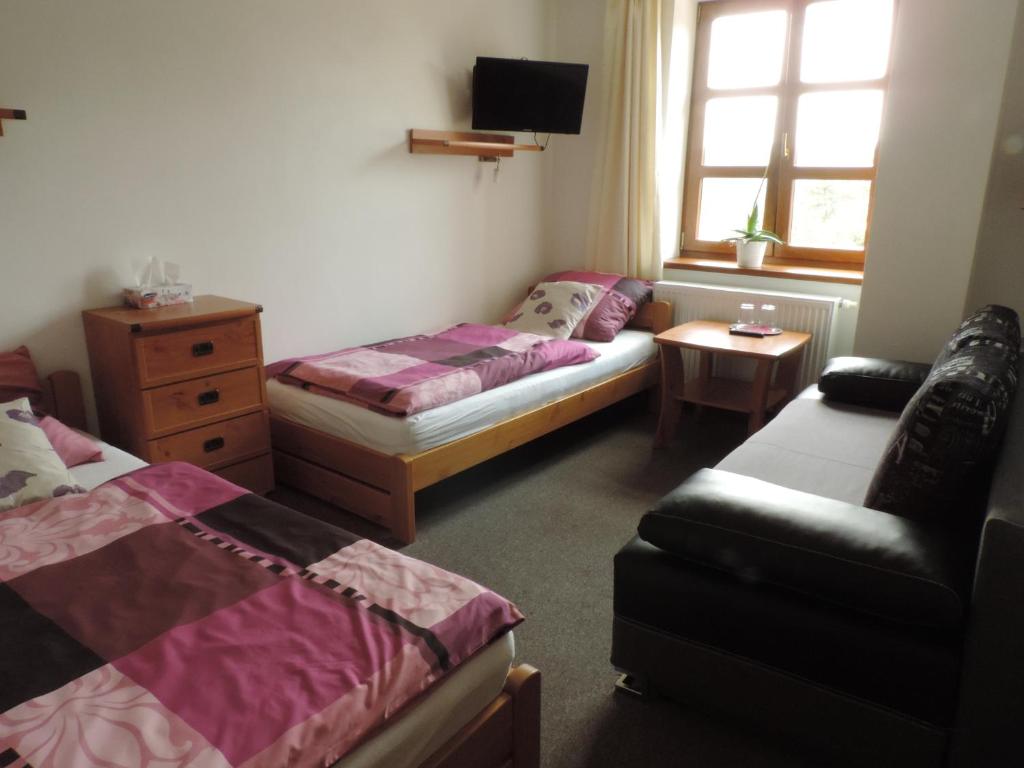 Postel nebo postele na pokoji v ubytování Ubytovací hostinec Na Skalách