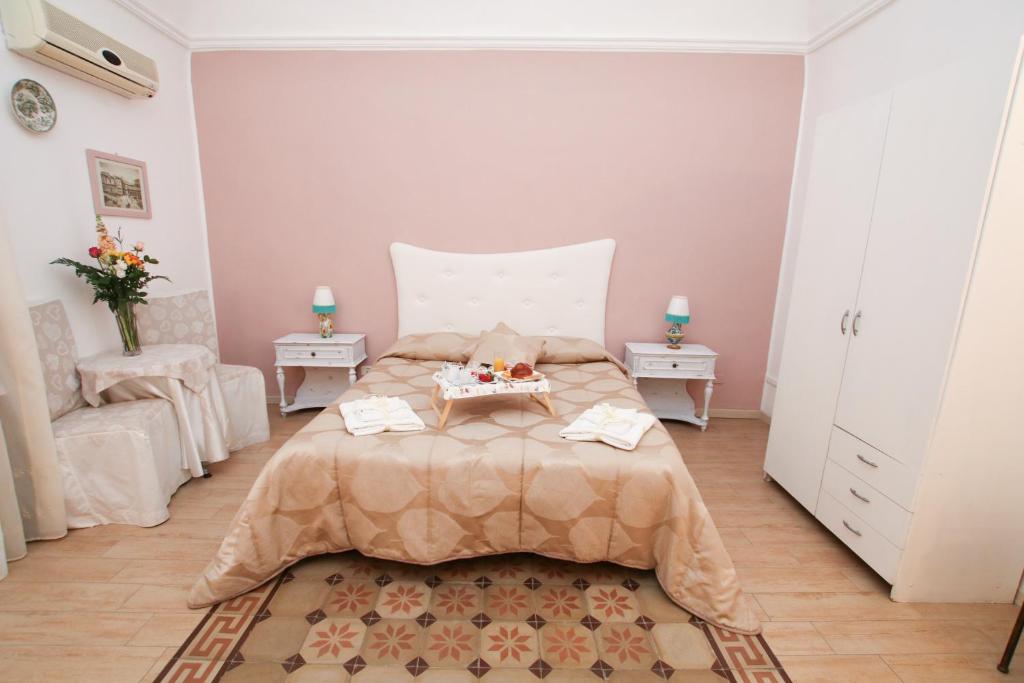 A bed or beds in a room at La Zagara B&B