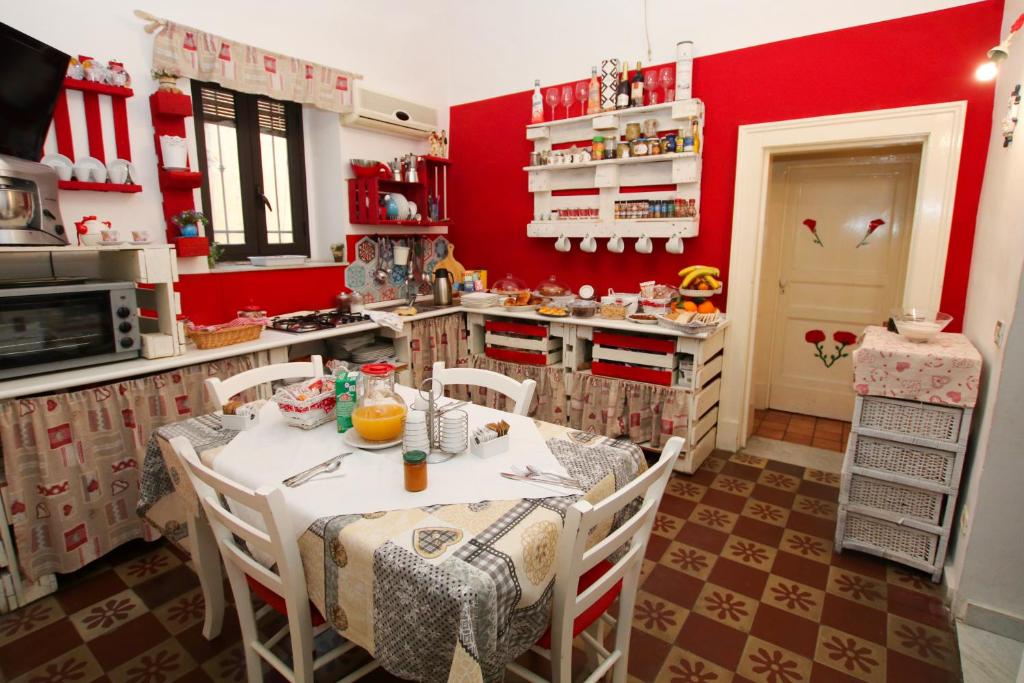 A kitchen or kitchenette at La Zagara B&B