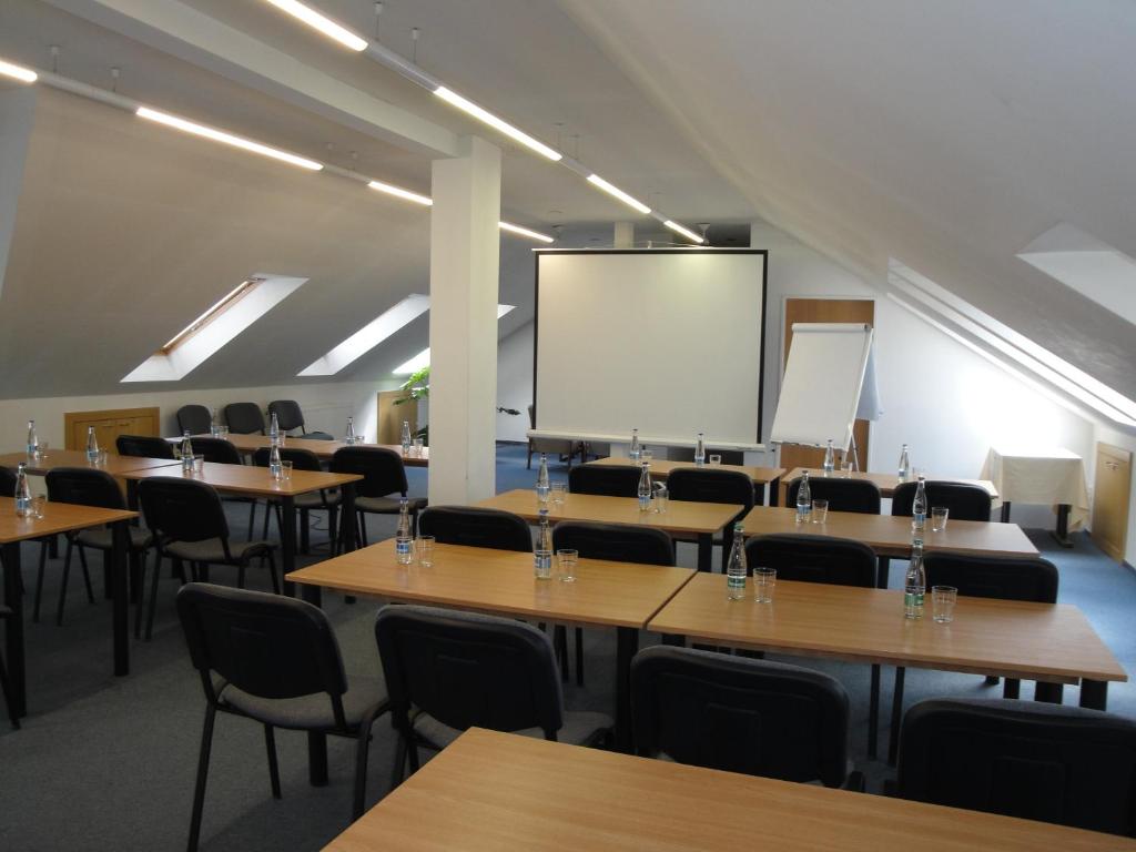 A área empresarial e/ ou a sala de conferências de Hotel Omega Brno