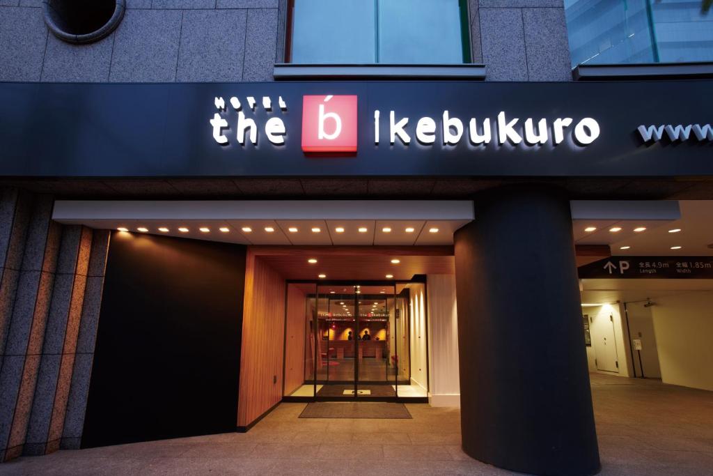 東京的住宿－the b ikebukuro，带有klezmerinyl标志的商店前