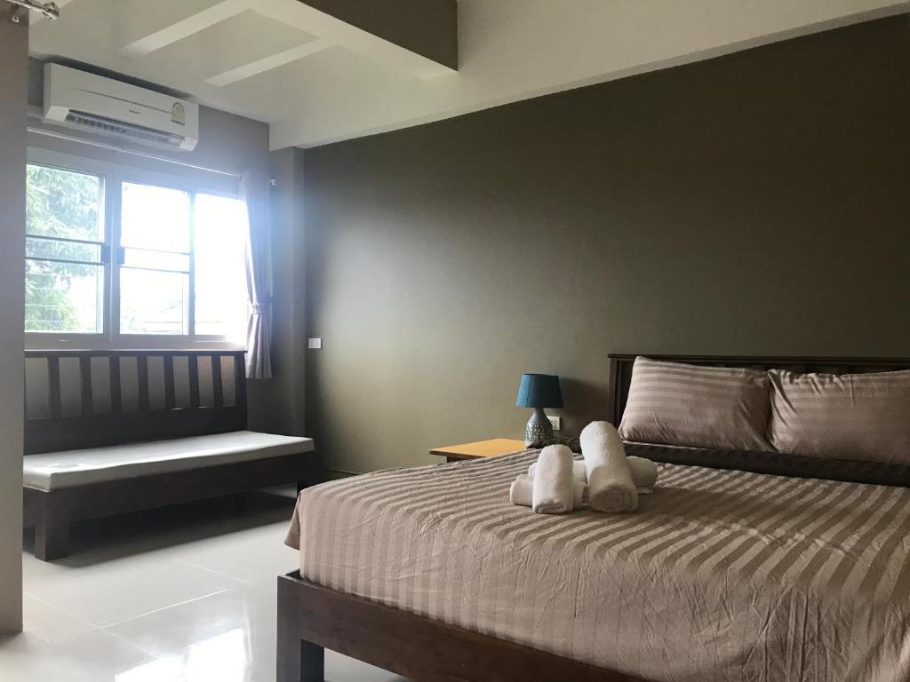 Un dormitorio con una cama con dos ositos de peluche. en Baan Ton Chan, en Chao Lao Beach