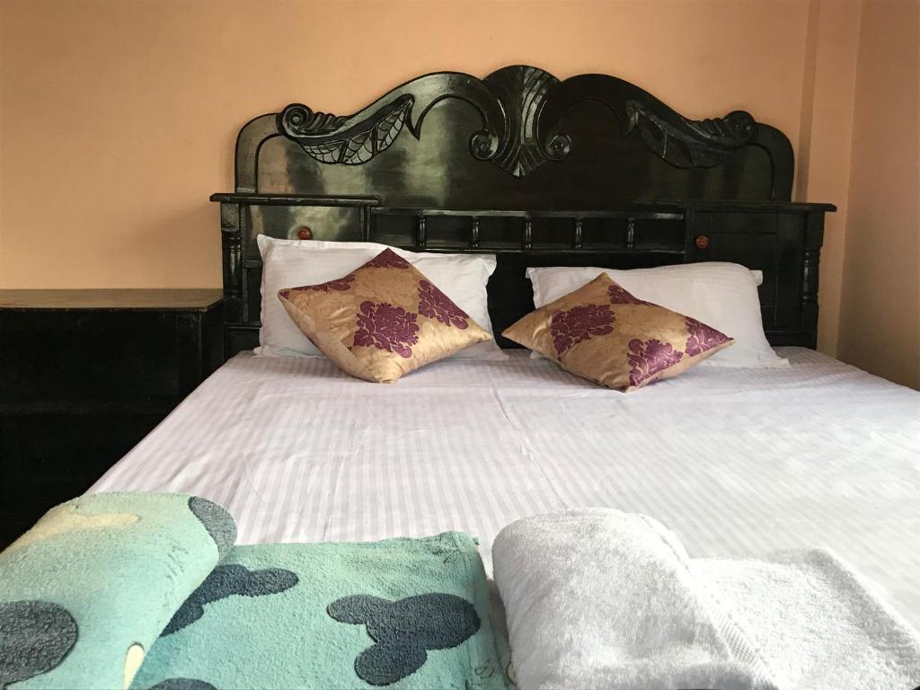 Giường trong phòng chung tại Family Guesthouse Chitwan