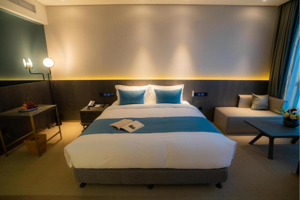 Postel nebo postele na pokoji v ubytování Hangzhou Cosy Park Hotel(Liangzhu)