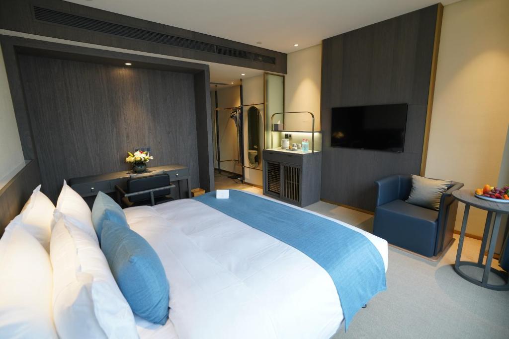 Postel nebo postele na pokoji v ubytování Hangzhou Cosy Park Hotel(Liangzhu)