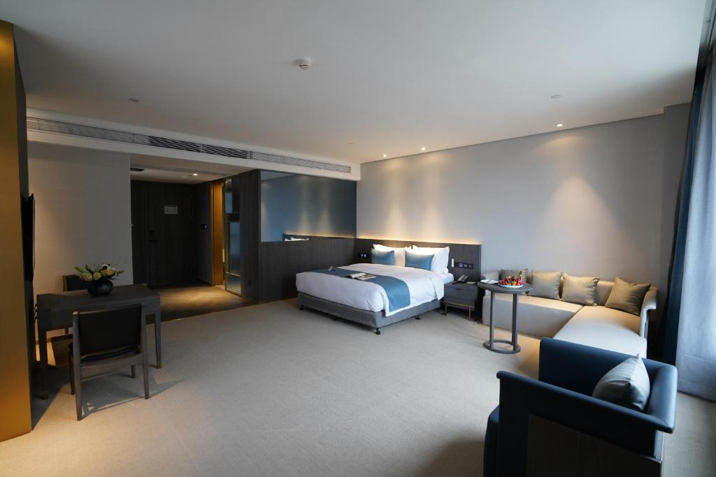 Postel nebo postele na pokoji v ubytování Hangzhou Cosy Park Hotel(Liangzhu)