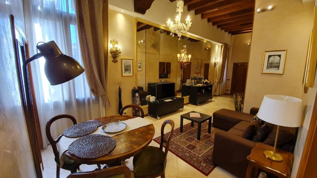 a living room with a table and a couch at Residenza Ca' Brighella in Venice