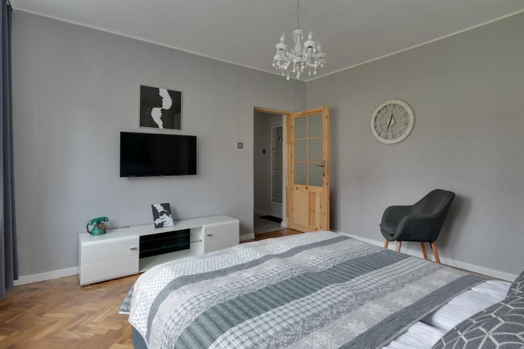 Televízia a/alebo spoločenská miestnosť v ubytovaní Apartamenty Old Town Mniszki